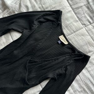 Cute black crisscross long sleeve top!